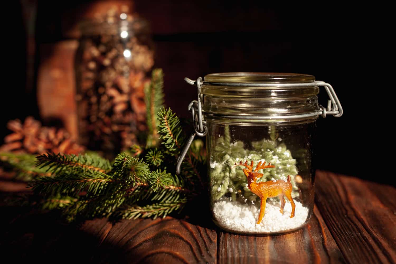 Latas de conservas dentro de cesta de navidad